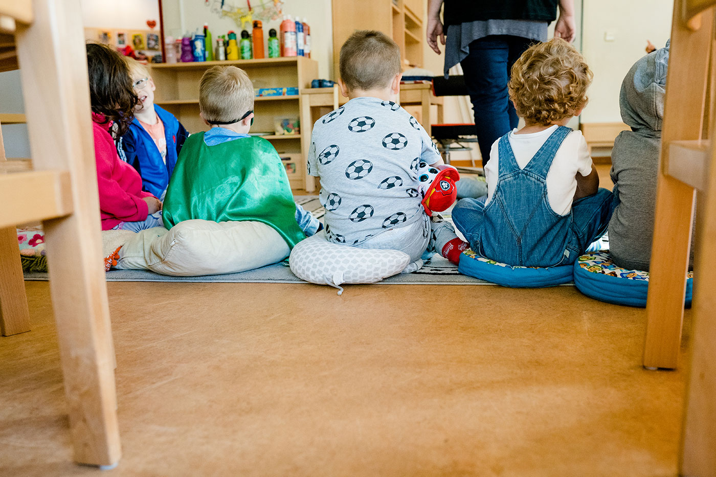 Kinder sitzen zusammen im Kreis