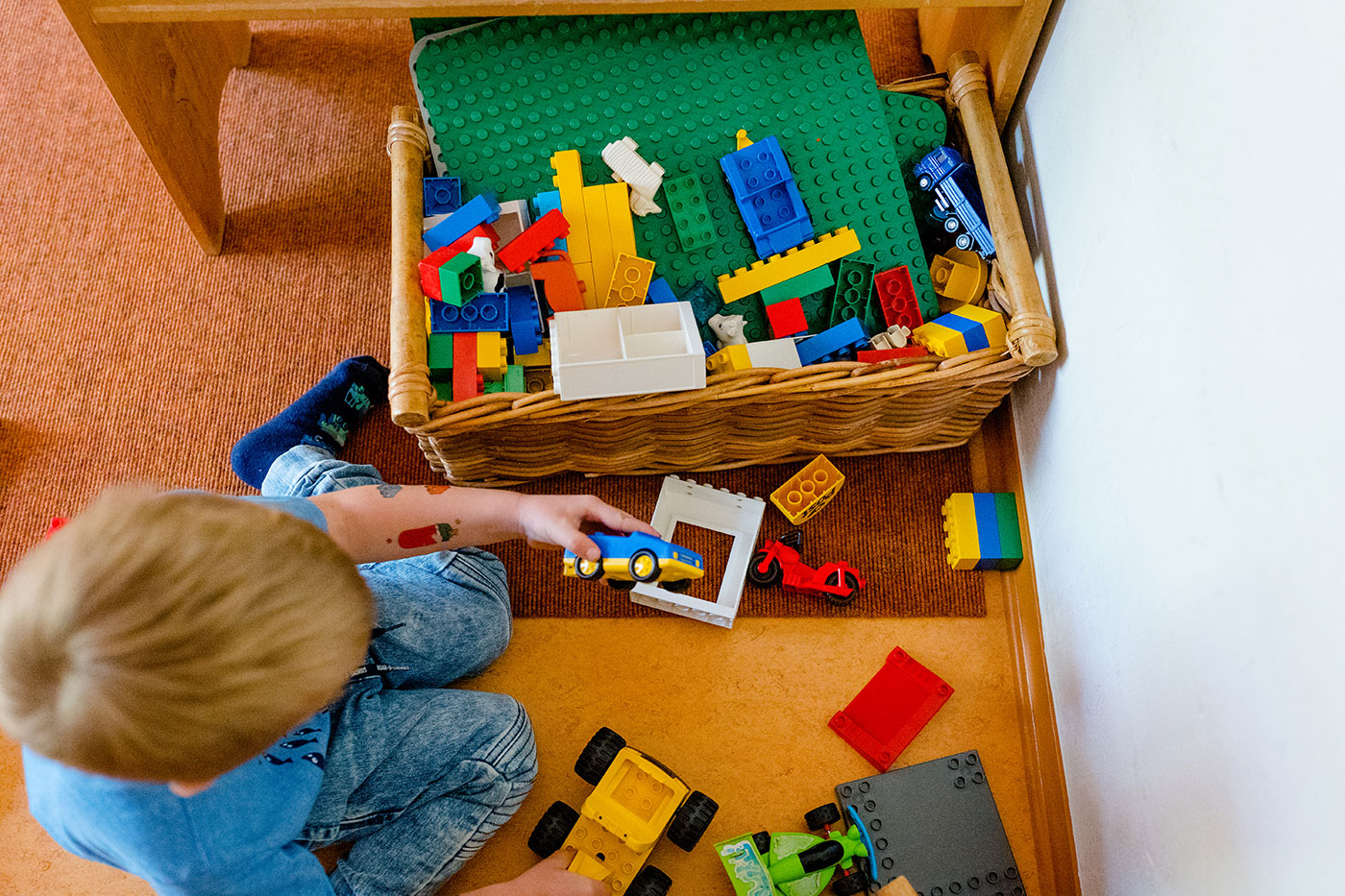 Junge spielt mit Legosteinen